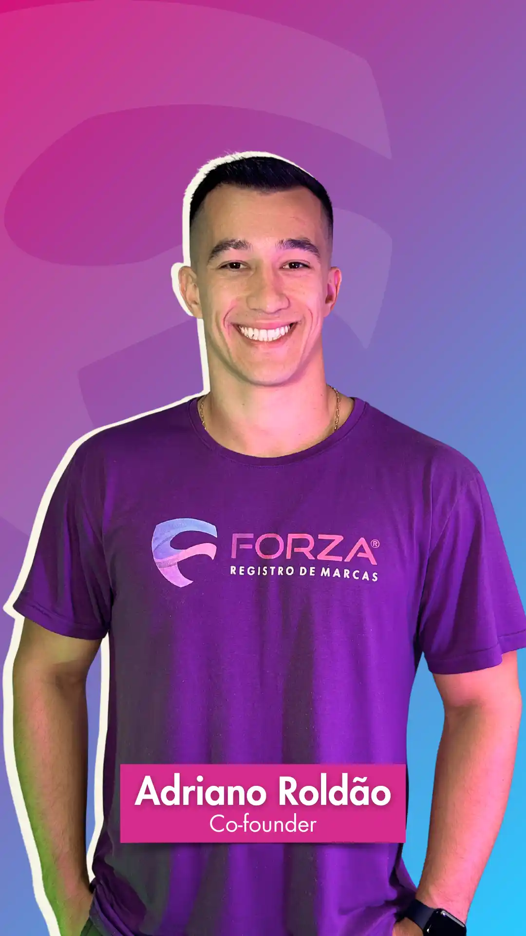 Sorridente colaborador da Forza Registro de Marcas vestindo a camiseta da empresa com o logotipo visível.