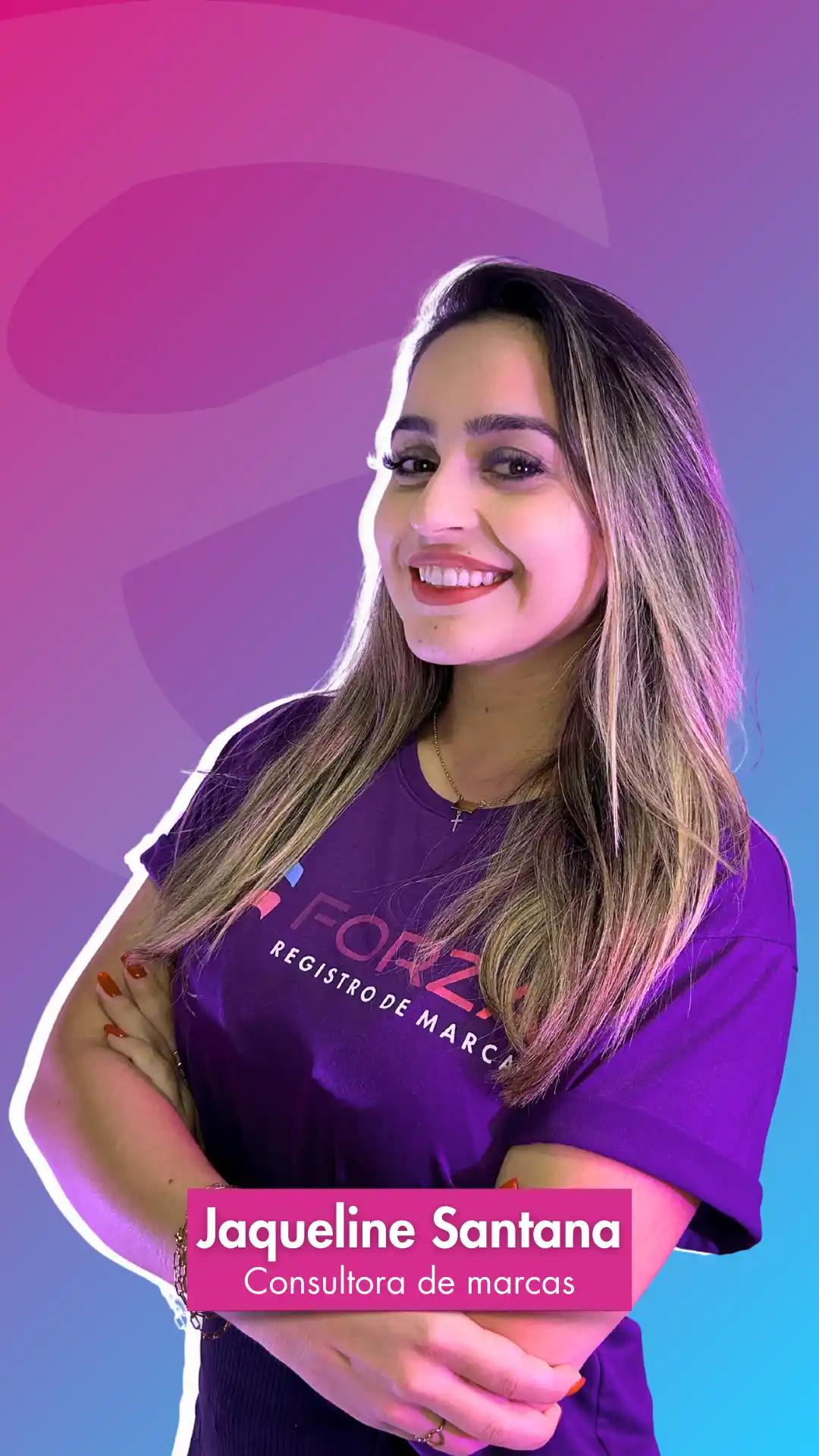 Sorridente colaborador da Forza Registro de Marcas vestindo a camiseta da empresa com o logotipo visível.