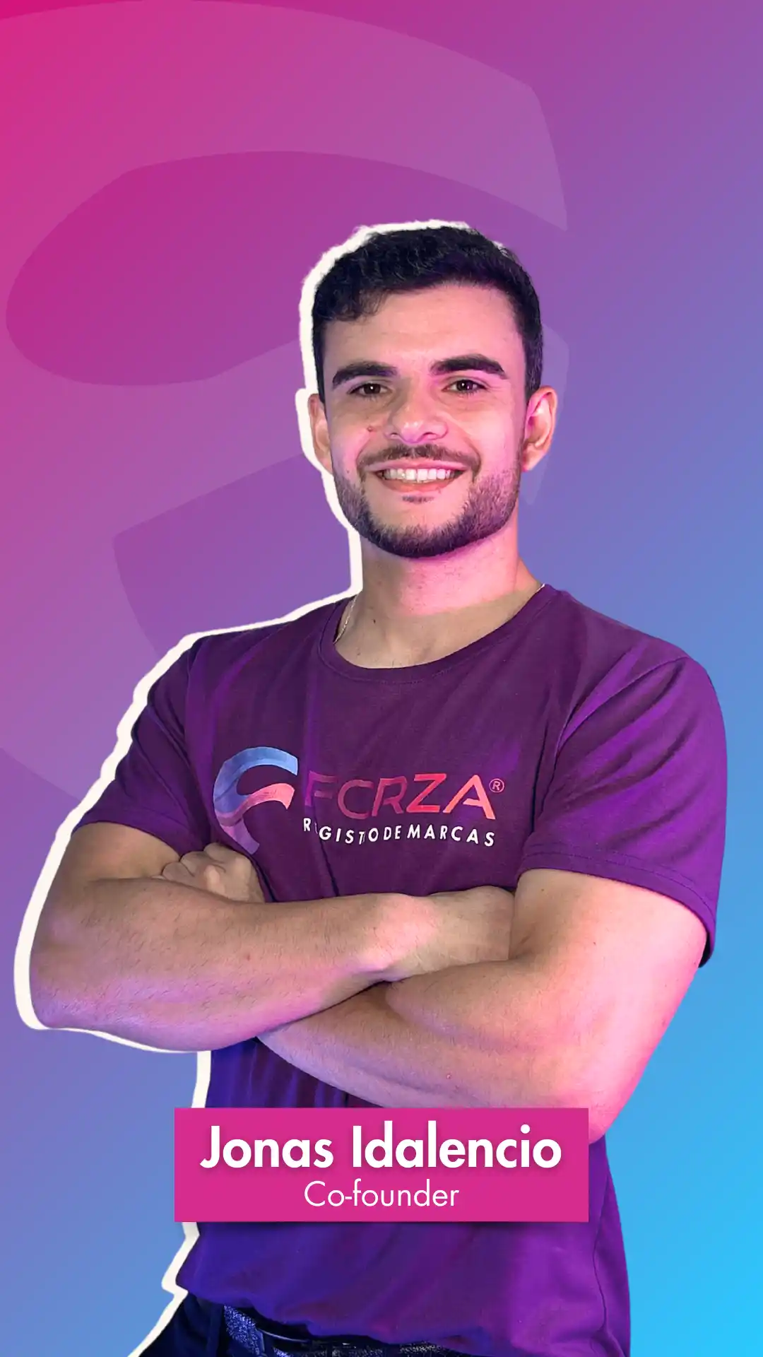 Sorridente colaborador da Forza Registro de Marcas vestindo a camiseta da empresa com o logotipo visível.