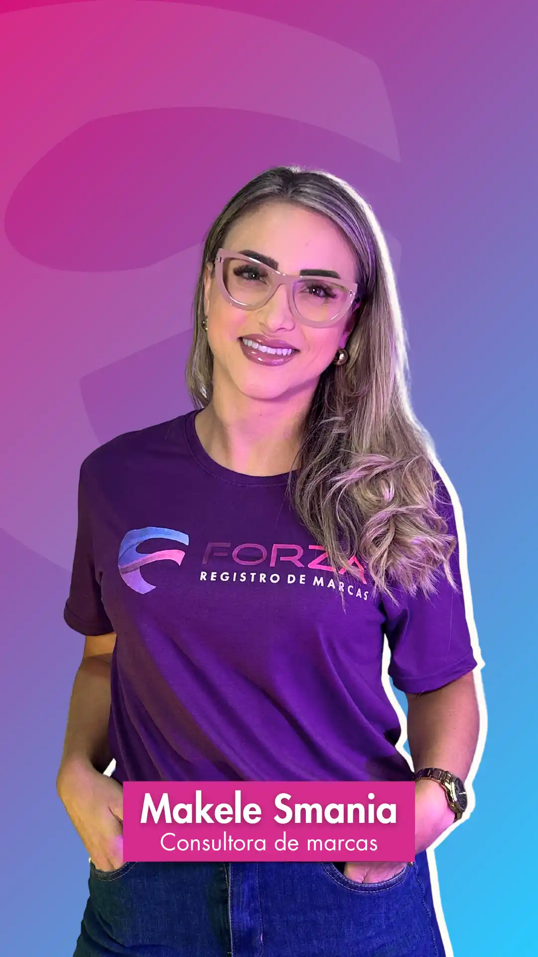 Sorridente colaborador da Forza Registro de Marcas vestindo a camiseta da empresa com o logotipo visível.