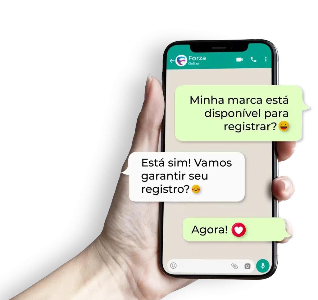 Mão segurando um smartphone com uma conversa aberta sobre registro de marcas no aplicativo Forza Online.