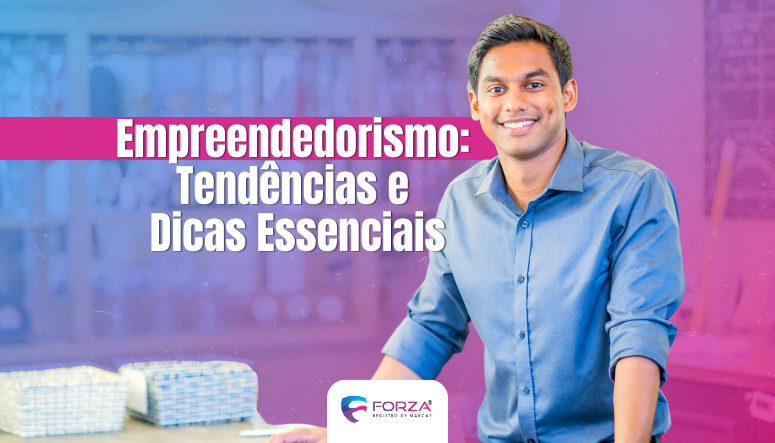 homem sorridente em frente ao título: empreendedorismo tendências e dicas essenciais