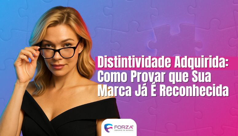 está escrito distintividade adquirida em letras brancas em um fundo roxo e rosa, cores tema da forza registro de marcas, e uma mulher loira segura o óculos olhando a câmera