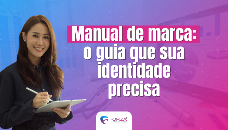 Mulher sorridente segurando um tablet ao lado do título 'Manual de marca: o guia que sua identidade precisa', com fundo em degradê azul e rosa e logotipo da Forza Registro de Marcas. Arte promocional sobre a importância de ter um manual de identidade visual para fortalecer marcas.
