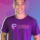 Sorridente colaborador da Forza Registro de Marcas vestindo a camiseta da empresa com o logotipo visível.